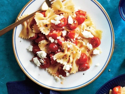 FARFALLE CON POMODORINI MARINATI E FETA